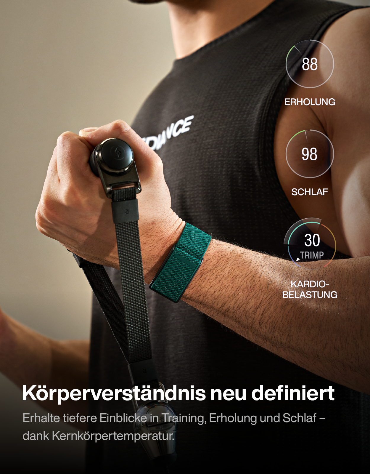 Ein Athlet mit schwarzem Tanktop und grünem Fitnessarmband trainiert mit Widerstandsbändern, mit Overlay-Metriken.