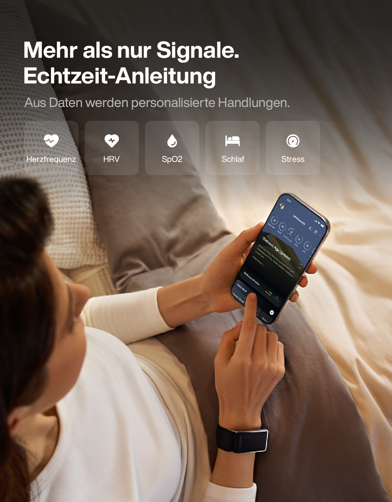 Person im Bett hält ein Smartphone und nutzt eine Gesundheits-App mit Herzfrequenz- und Stressanzeige.