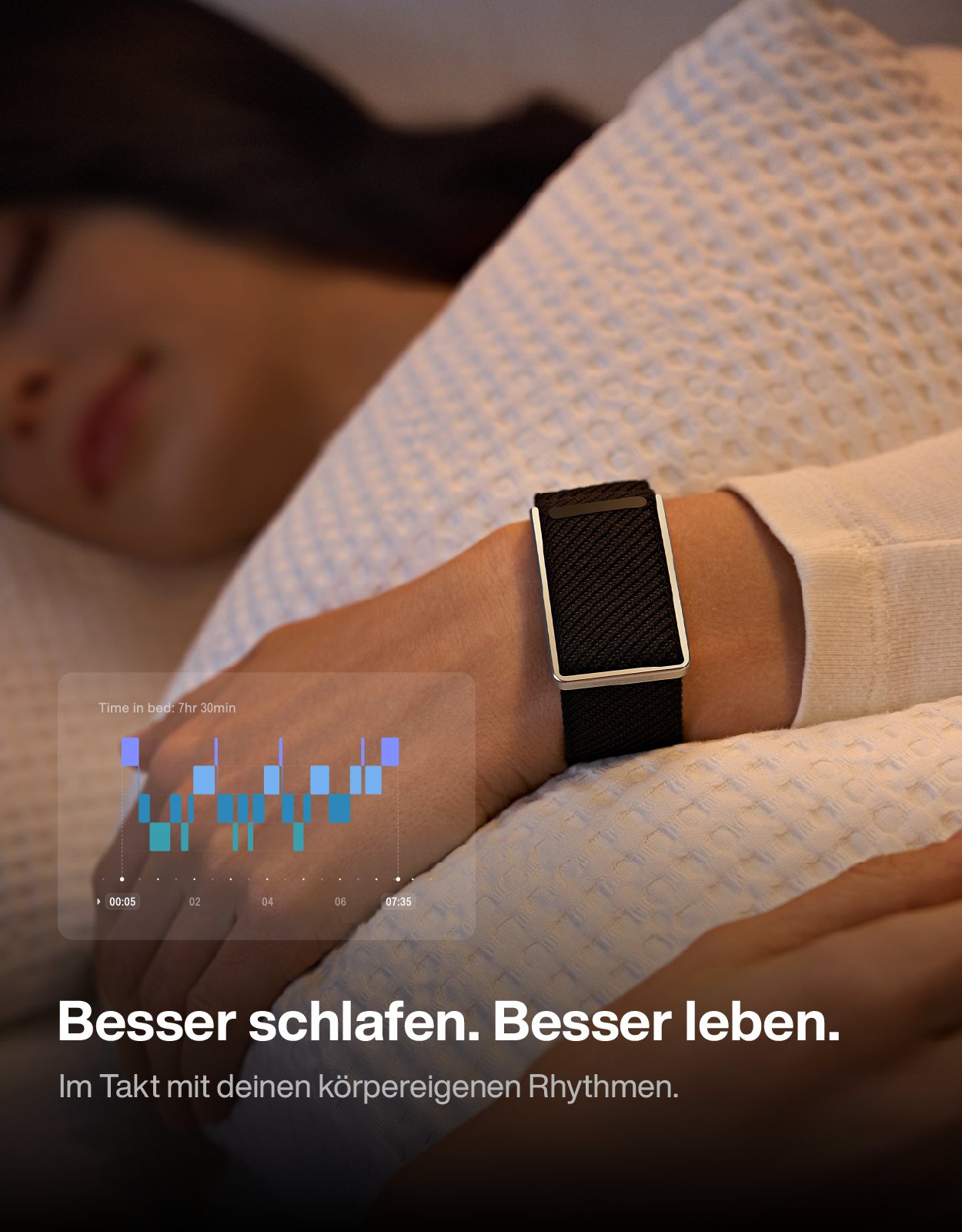 Person schläft im Bett mit einem Fitnessarmband, das Schlafdaten auf einem Bildschirm anzeigt.