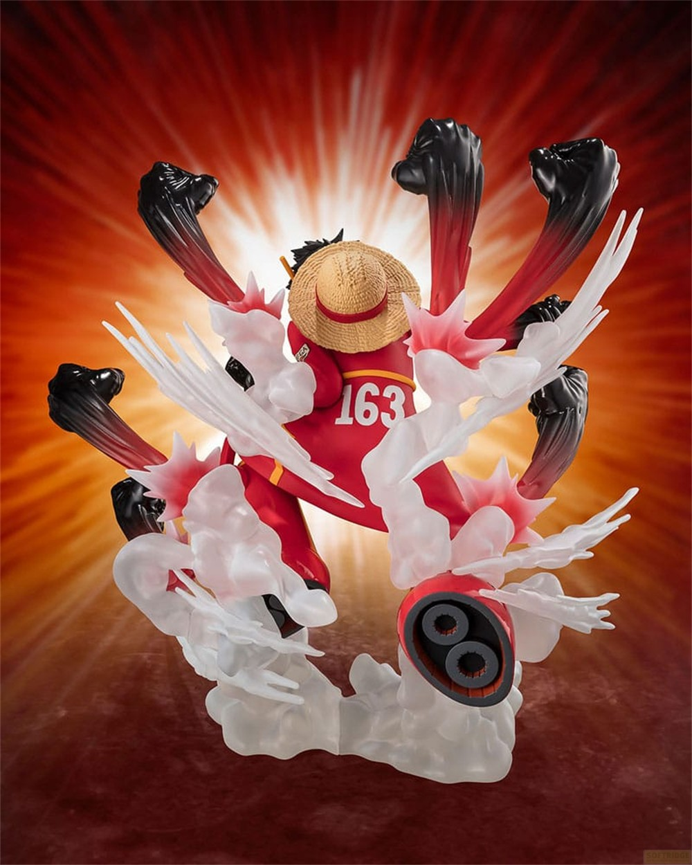 Figura de anime con ropa roja, sombrero de paja, múltiples brazos y humo blanco sobre fondo naranja.