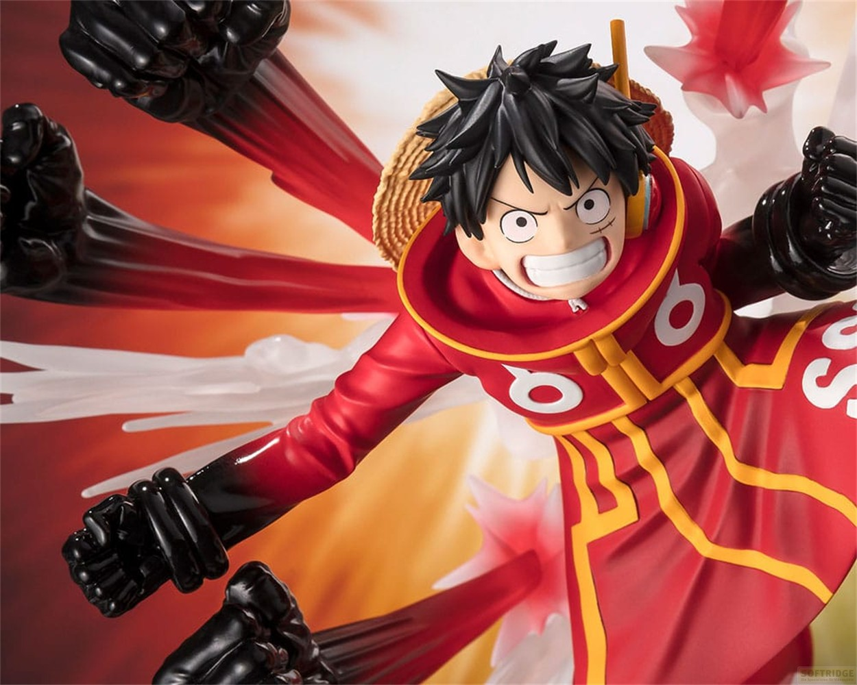 Figura de anime de Luffy con ropa roja, múltiples brazos negros y detalles amarillos sobre fondo rojo.