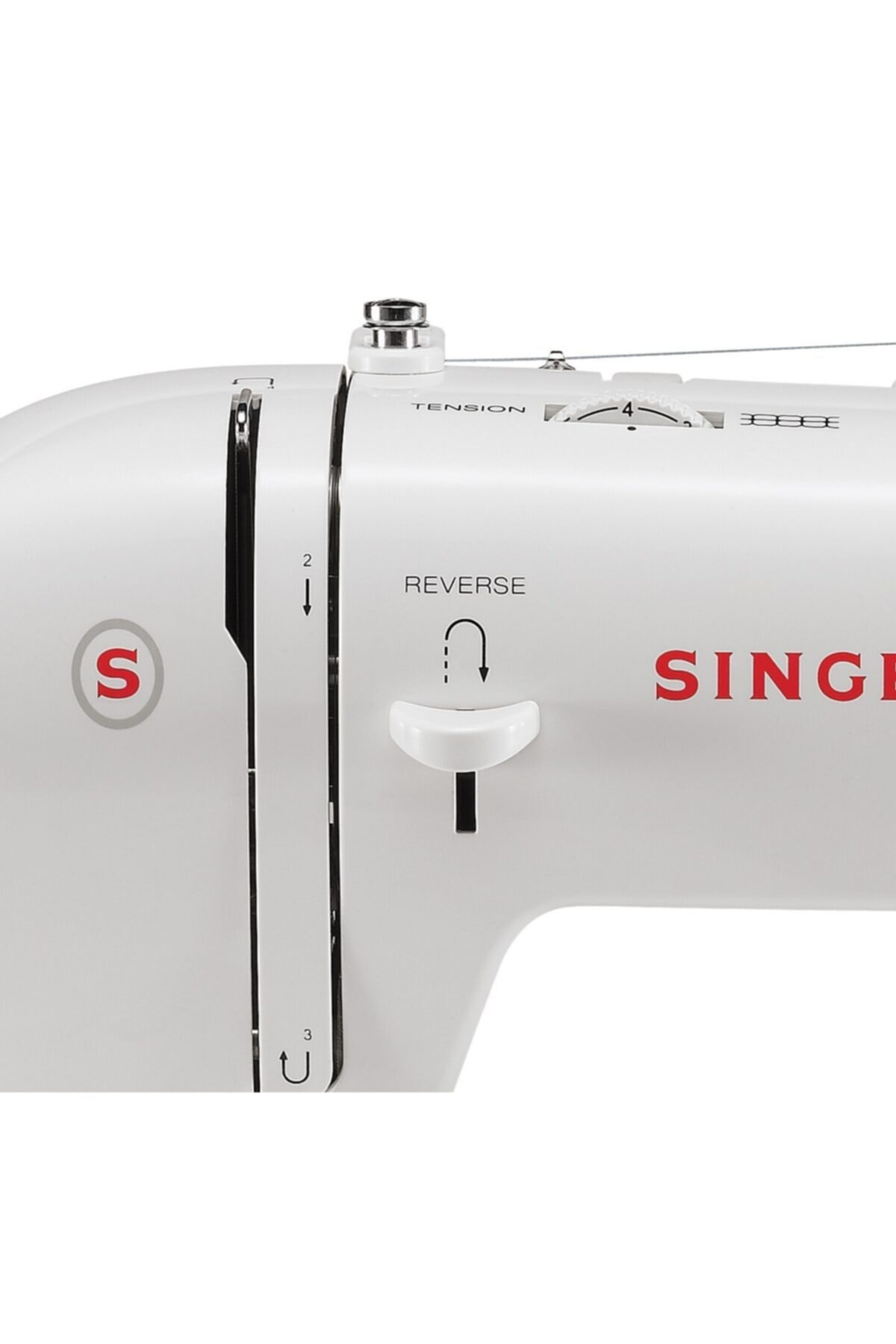 Primer plano de una máquina de coser Singer blanca con el logo rojo, dial de tensión y palanca de retroceso.