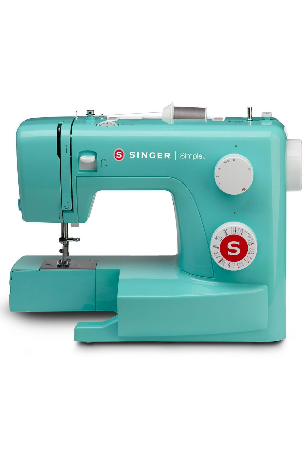 Eine türkisfarbene Singer Simple Nähmaschine mit weißen Drehknöpfen auf weißem Hintergrund.