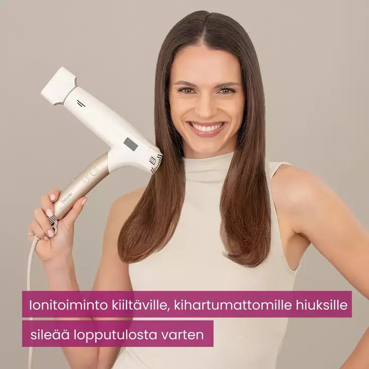 Lächelnde Frau hält einen weiß-goldenen Haartrockner neben ihrem glatten, braunen Haar.