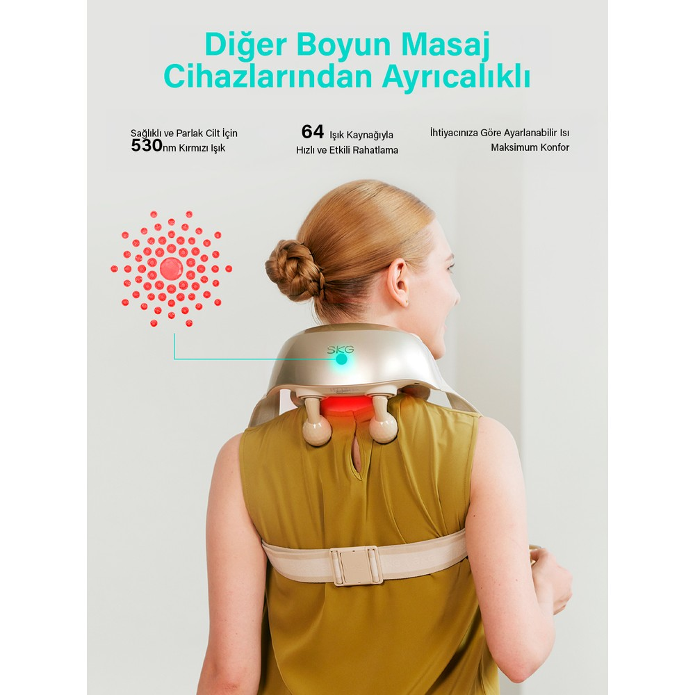 Bir kadın, kırmızı ışık noktalarına sahip altın renkli boyun masaj aleti takıyor.