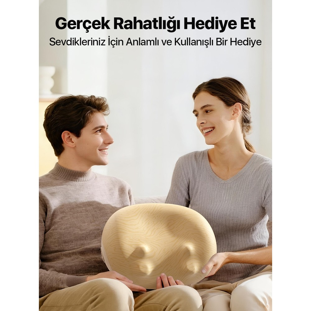 Gülümseyen çift birlikte ahşap dokulu bir masaj aleti tutuyor.