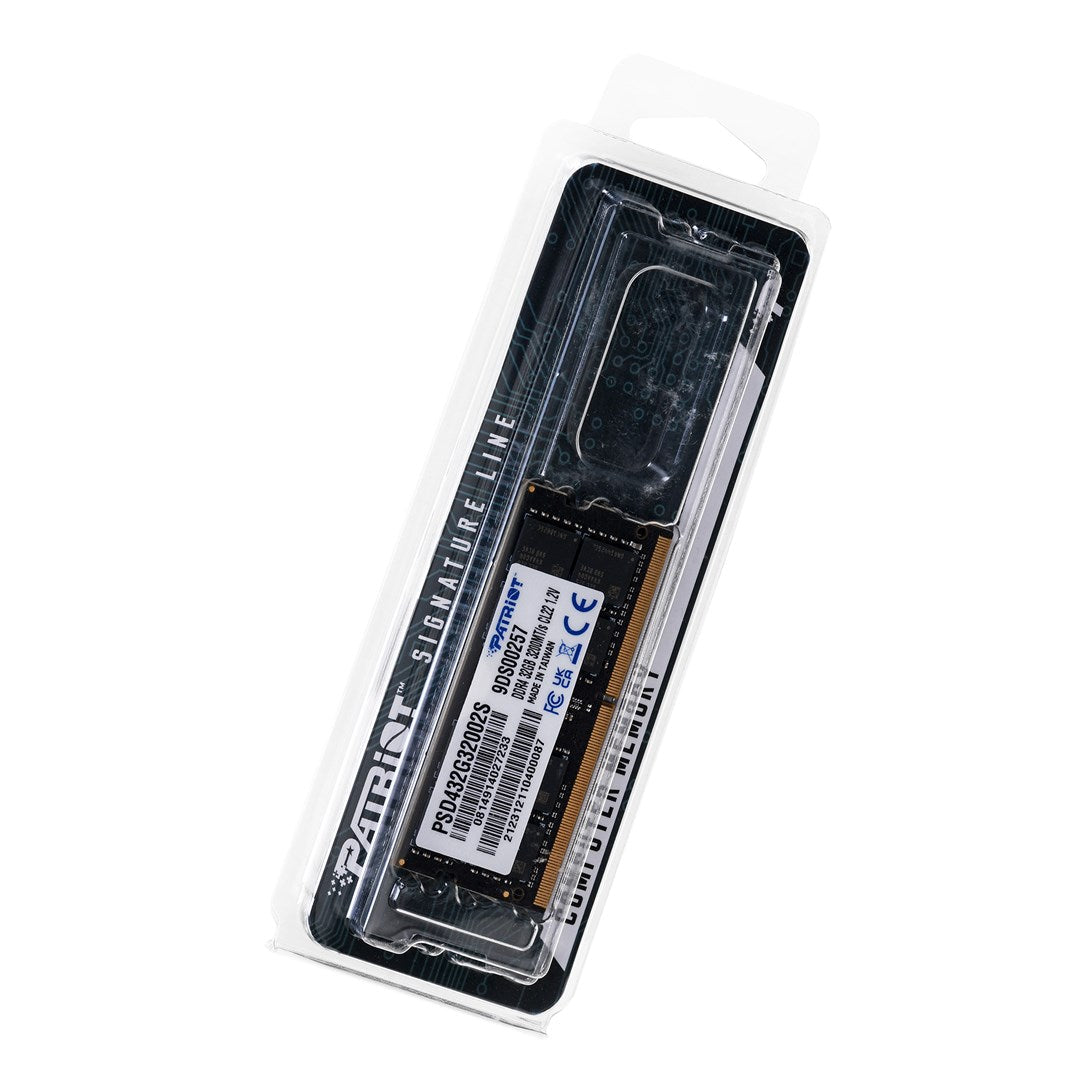 Een ongeopende Patriot Signature Line DDR4 RAM-stick in de doorzichtige plastic verpakking.