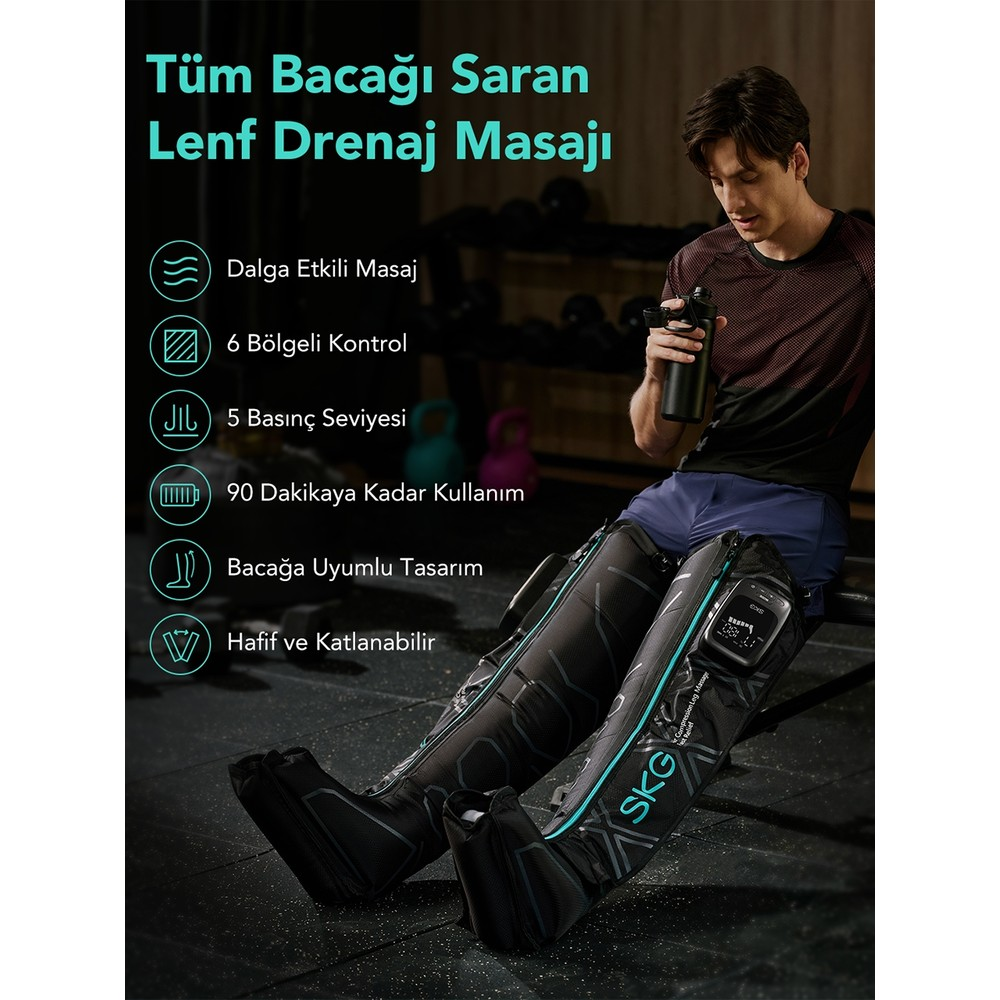 Spor salonunda SKG bacak masaj aleti takan ve matara tutan bir adam, ürün özellik ikonlarıyla çevrili.
