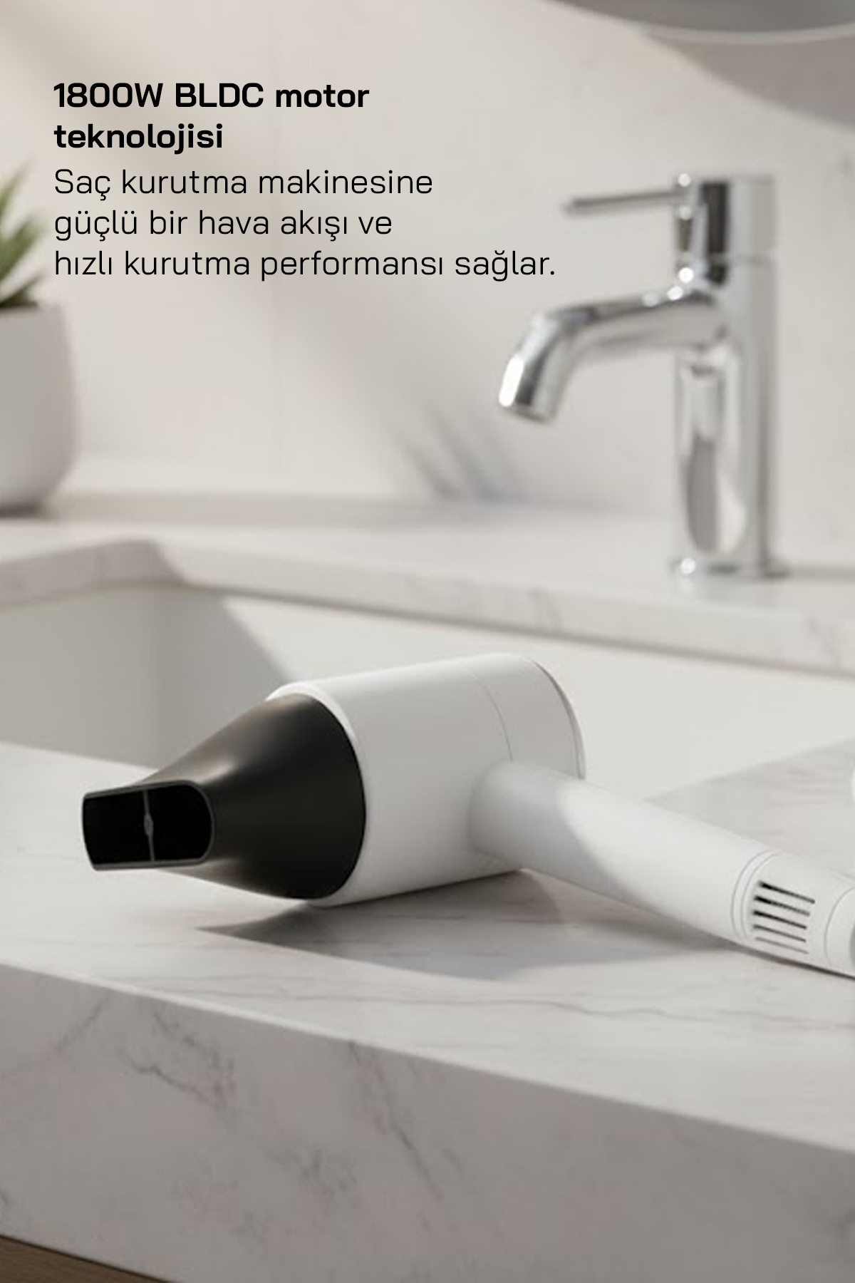 Beyaz ve siyah saç kurutma makinesi mermer tezgah üzerinde duruyor.