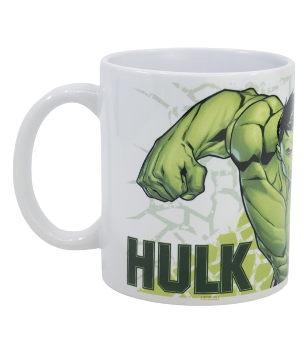 Una taza de cerámica blanca muestra al Hulk con el puño verde levantado y la palabra HULK.