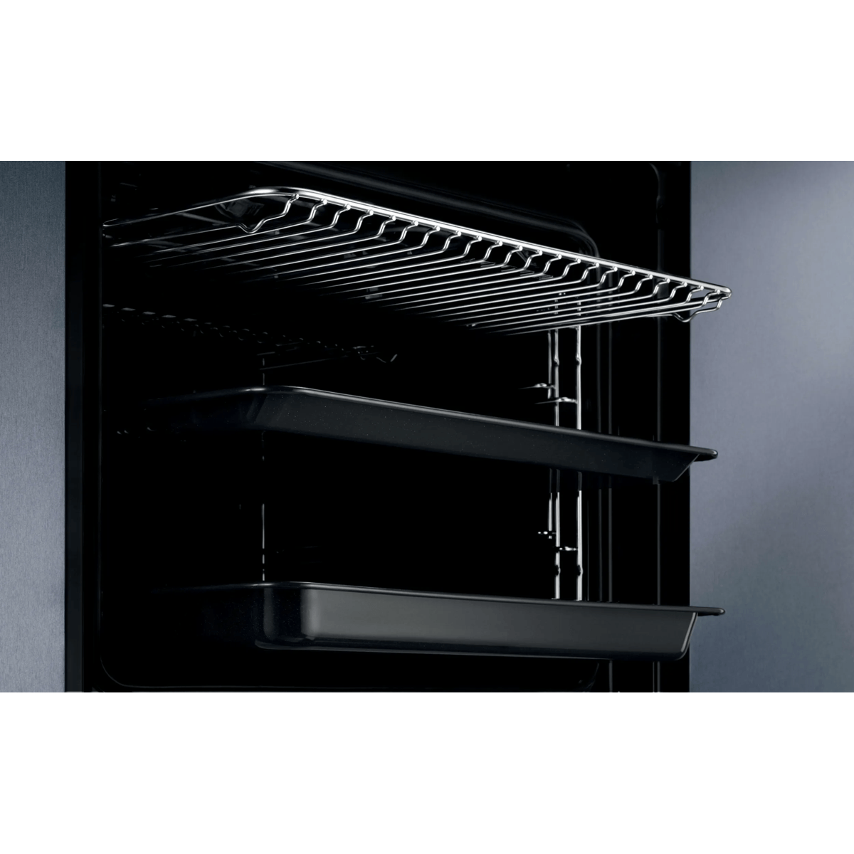 Vista interior de un horno negro vacío con rejilla cromada y dos bandejas.