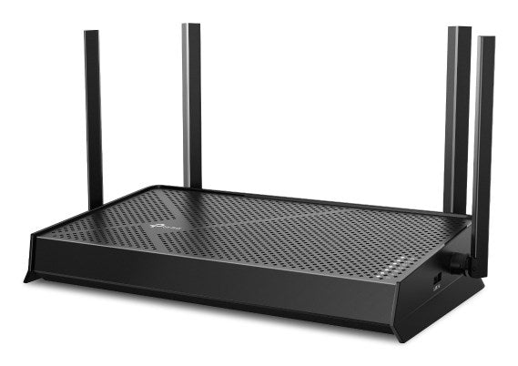 Czarny router Wi-Fi z czterema pionowymi antenami i perforowaną powierzchnią na białym tle.