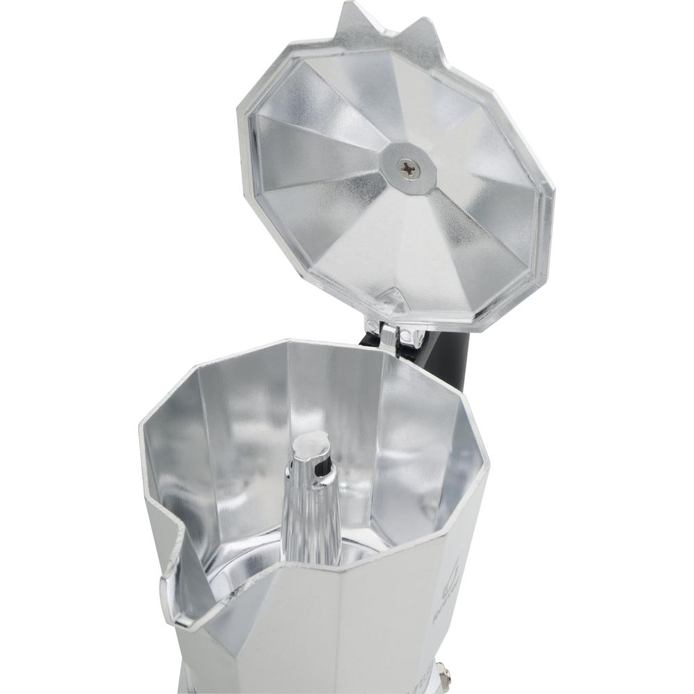 Caffettiera moka in alluminio lucido e aperta con il coperchio sollevato su sfondo bianco.