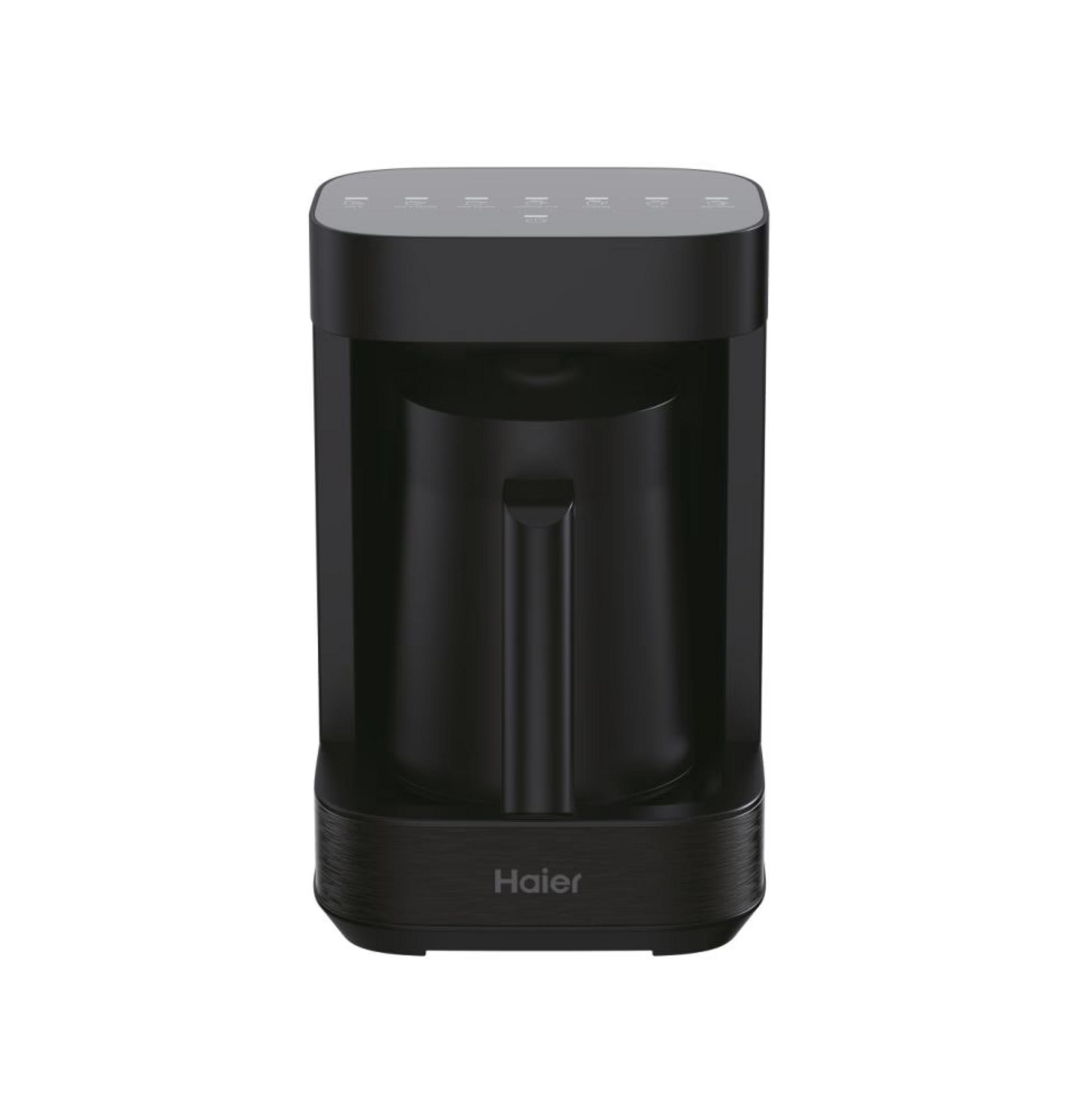 Moderna caffettiera Haier nera con pannello di controllo touch su fondo bianco.