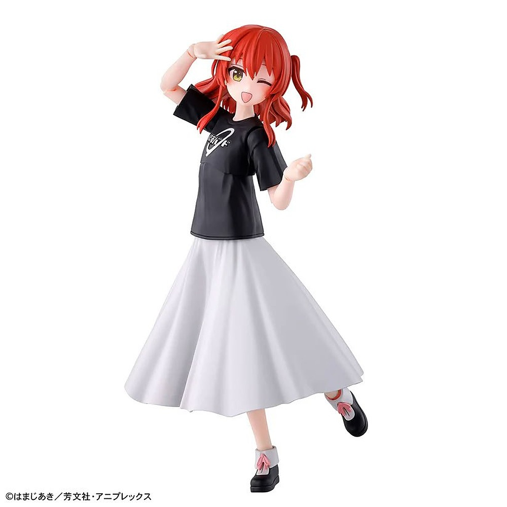 Figurka anime z rudymi włosami, czarnym t-shirtem i białą spódnicą, trzymająca rękę na czole w radosnej pozie.