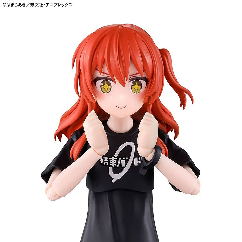 Figura anime z czerwonymi włosami, złotymi gwiazdkowatymi oczami i czarną koszulką.