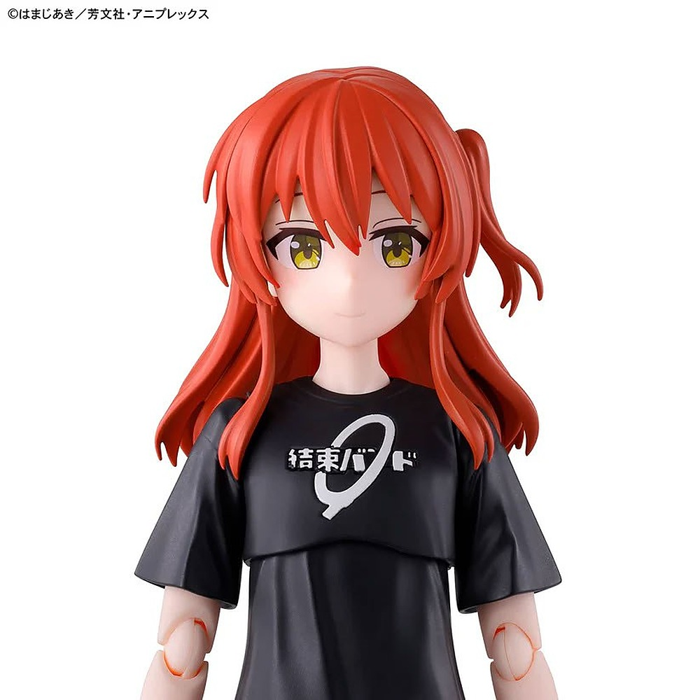 Figura anime z rudymi włosami, żółtymi oczami i czarną koszulką na białym tle.