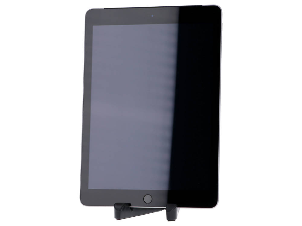 Czarny tablet stoi pionowo na małym czarnym stojaku na białym tle.