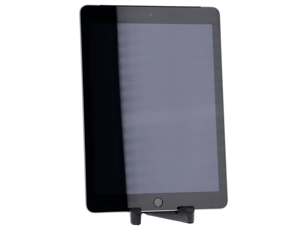 Czarny tablet stoi pionowo na małej podstawce na białym tle.