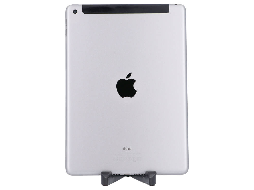 Tył srebrnego iPada z czarnym logo Apple na małym stojaku na białym tle.