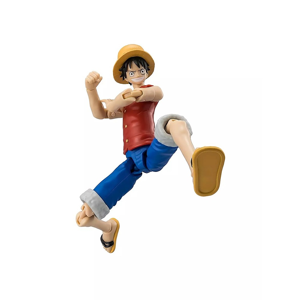 Figurka akcji Monkey D. Luffy w dynamicznej pose bojowej z kapeluszem słomkowym, czerwoną koszulą i niebieskimi spodenkami.