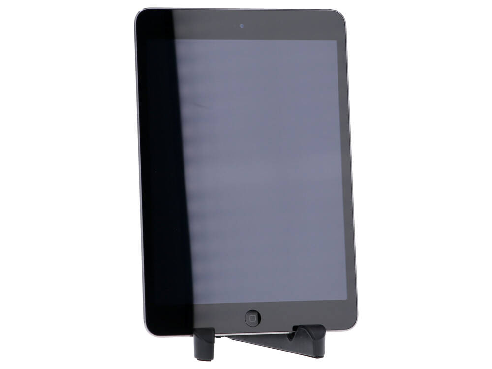 Szary tablet stoi na czarnym stojaku na białym tle.