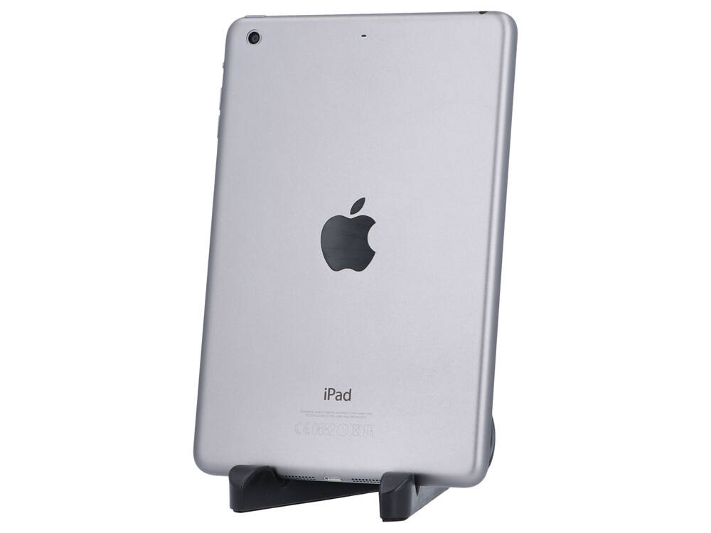 Tył srebrnego iPada z logo Apple na czarnym stojaku na białym tle.