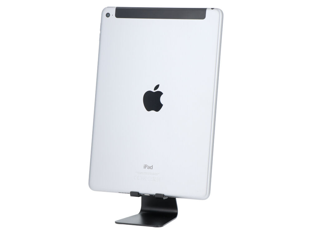 Srebrny iPad na czarnym stojaku na białym tle.