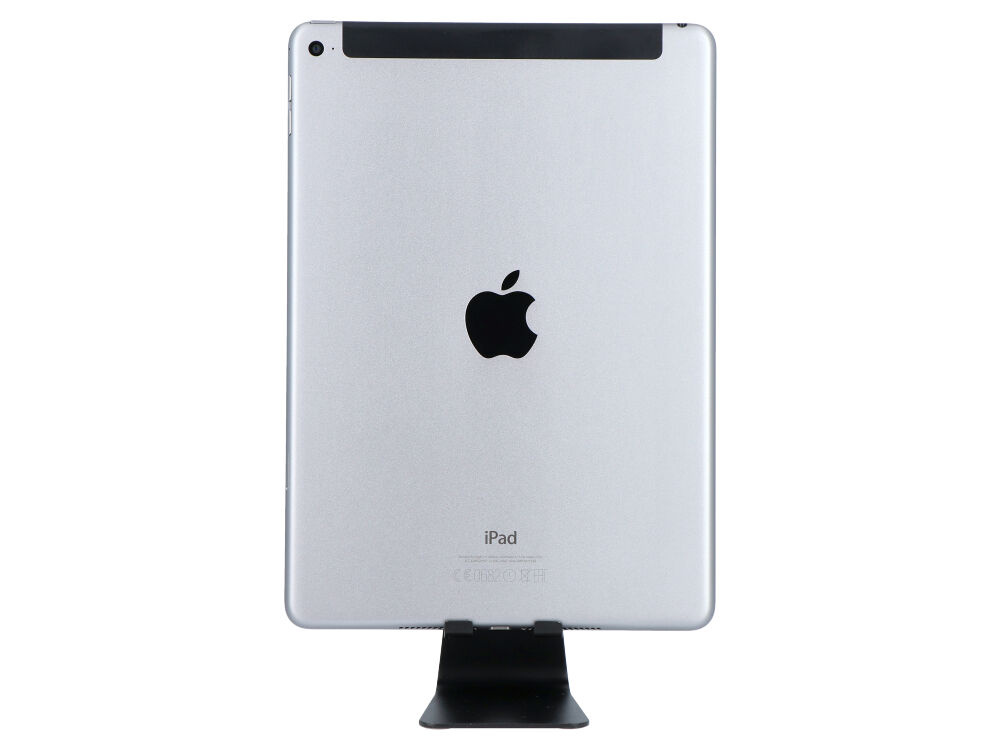 Srebrny iPad na czarnym stojaku na białym tle.