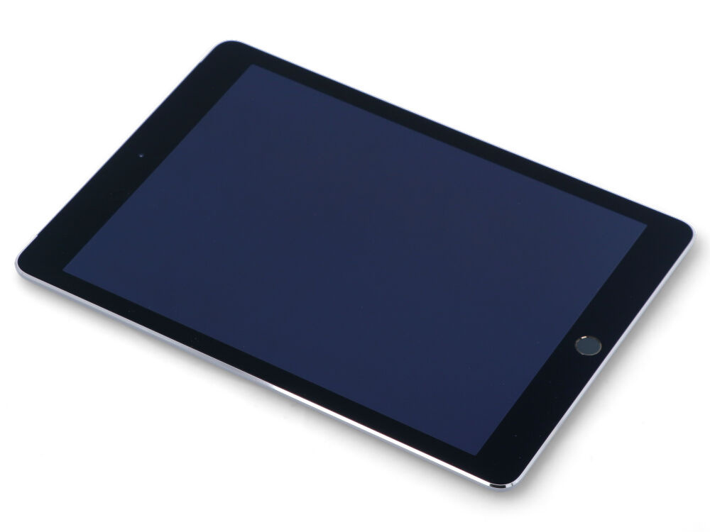 Czarny tablet leży ukośnie na białej powierzchni z wyłączonym ekranem.