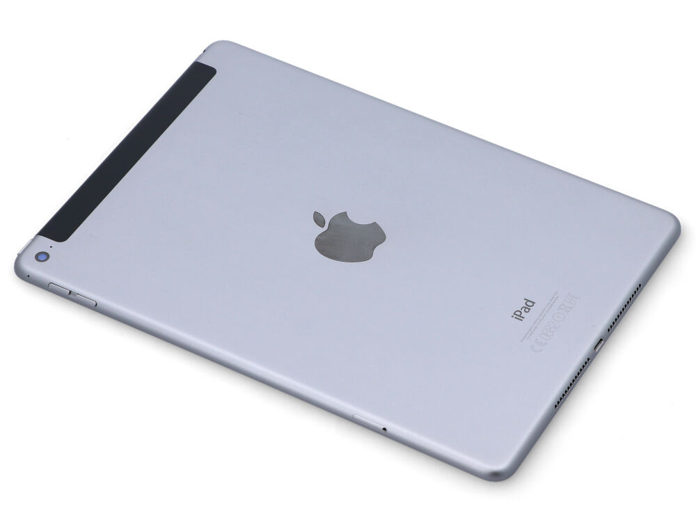 Tył srebrnego iPada z logo Apple na białym tle.