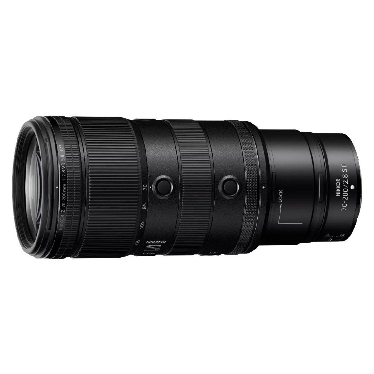 Beyaz arka planda dokulu tutma halkalarına ve düğmelere sahip siyah bir Nikon telefoto lens.