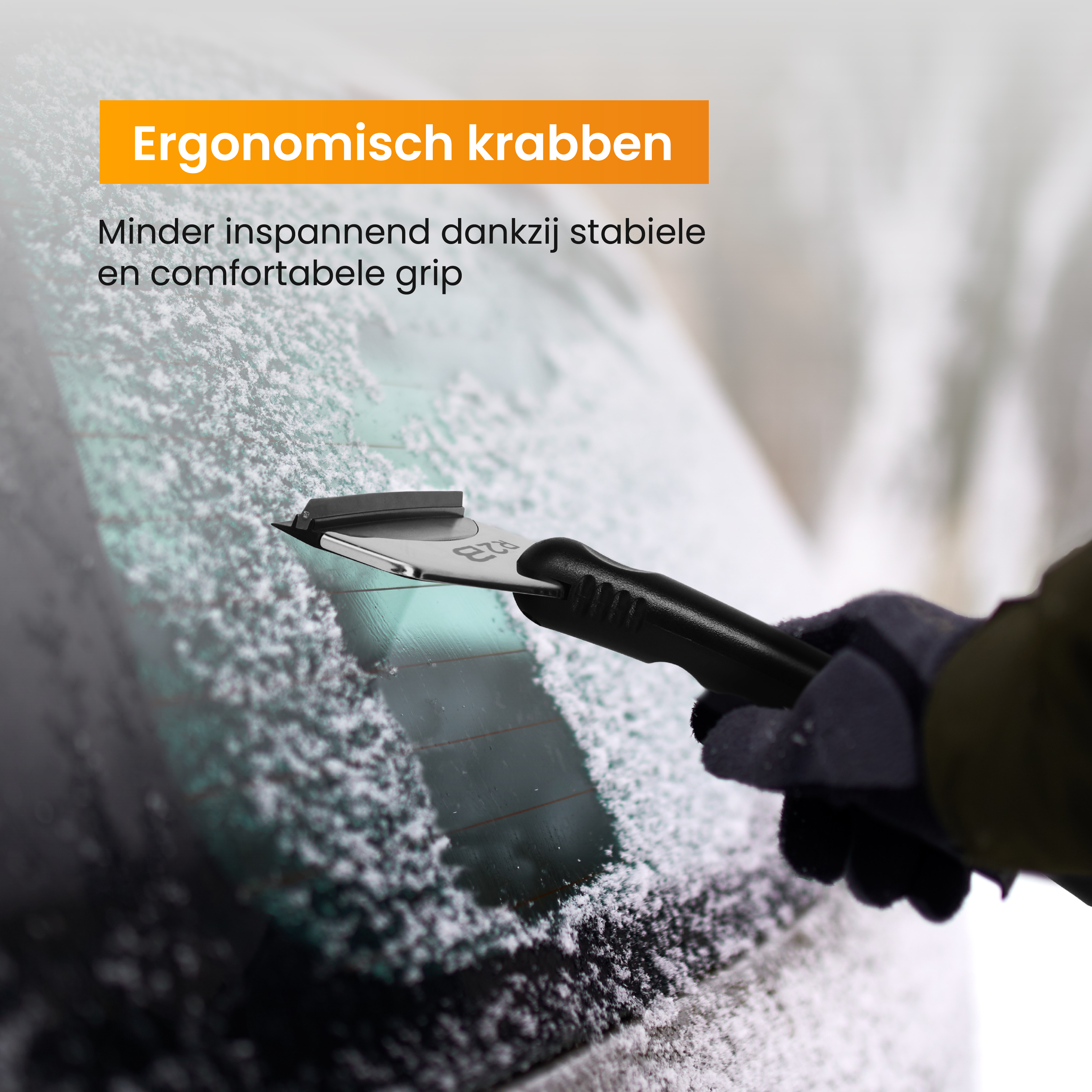 Eiskratzer mit schwarzem Griff reinigt eine vereiste Autoscheibe.