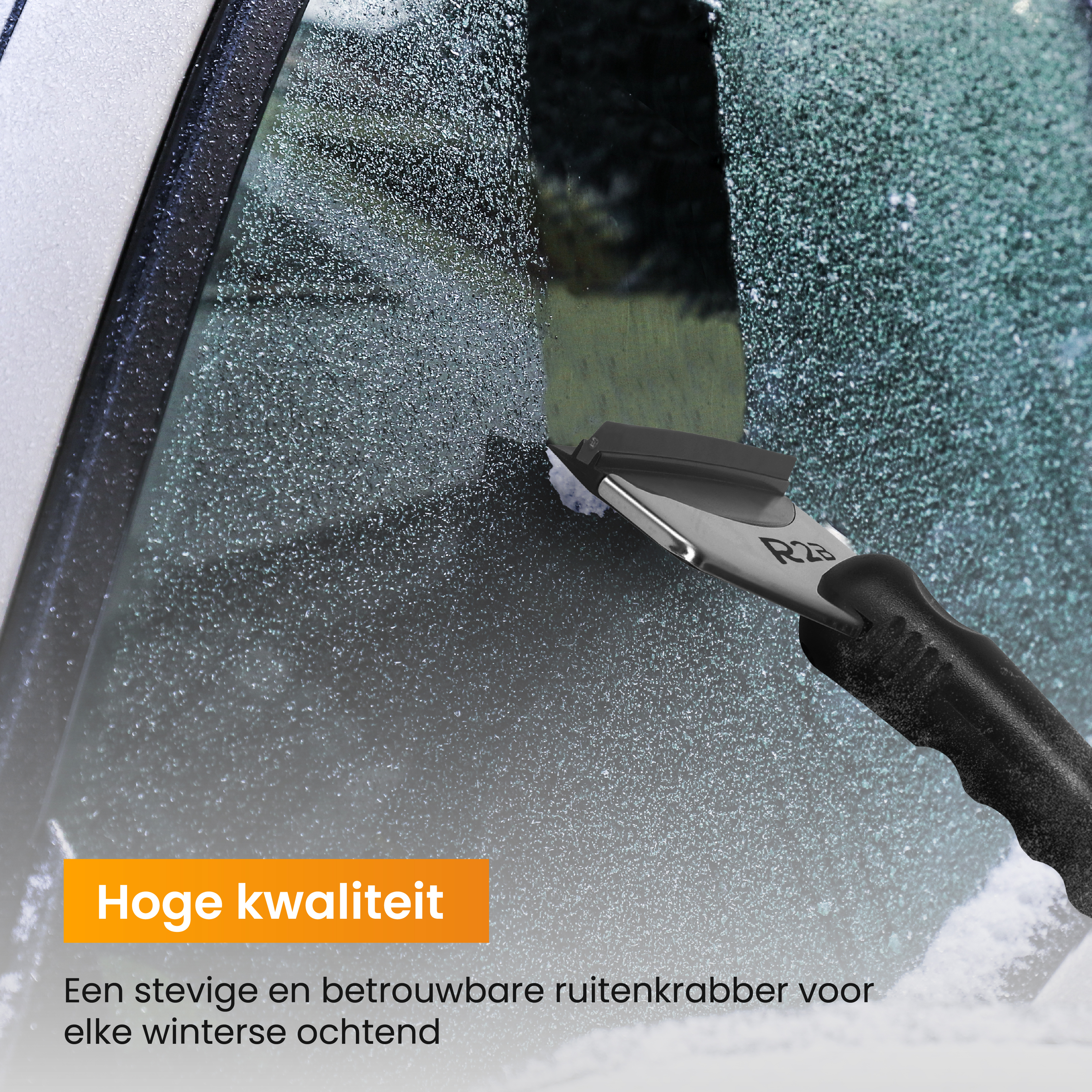 Ein Eiskratzer entfernt Reif von einer Autoscheibe und hinterlässt eine klare Spur.
