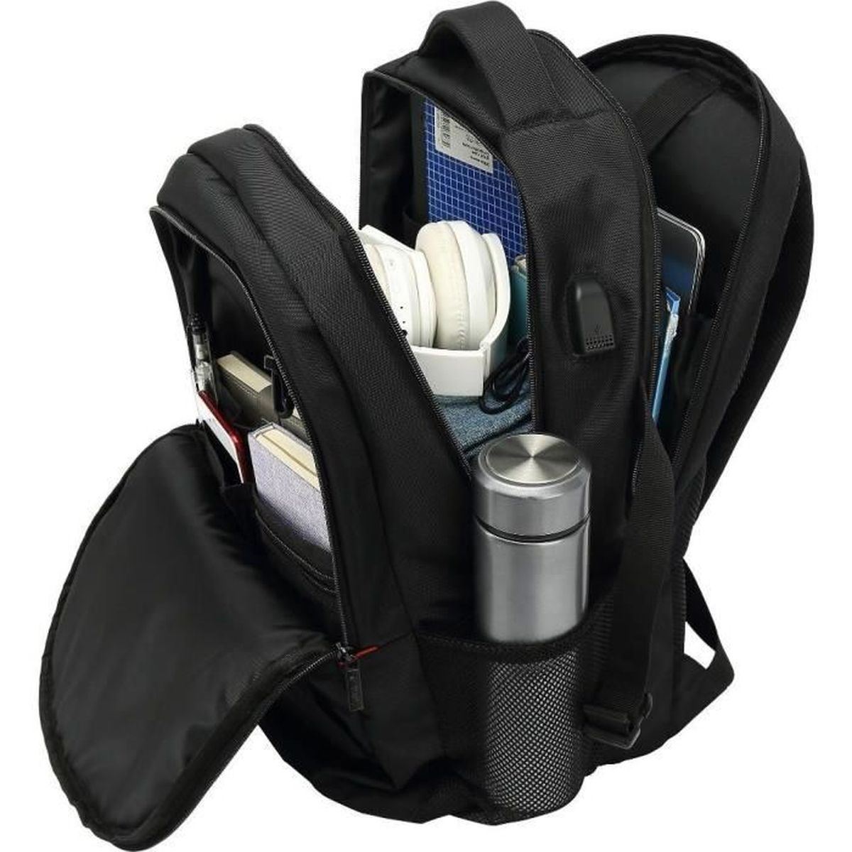 Ein offener schwarzer Rucksack gefüllt mit Büchern, Kopfhörern und einer Thermoskanne in der Seitentasche.