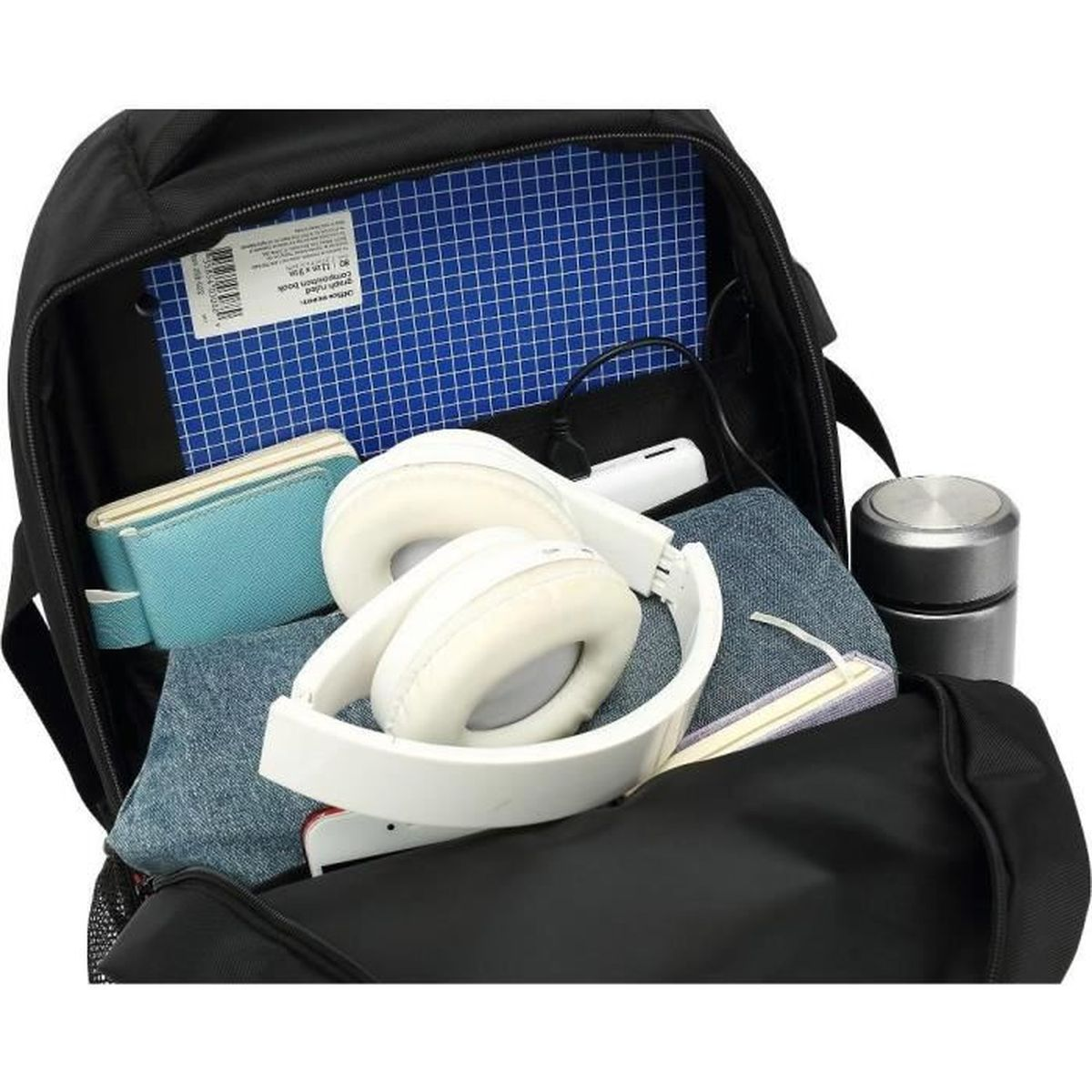 Ein offener schwarzer Rucksack mit weißen Kopfhörern, einem blauen Heft, einem Etui und einer Thermosflasche.