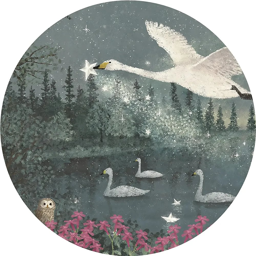 Un cigno bianco vola su un lago scuro con tre cigni che nuotano, fiori rosa, un gufo e un cielo stellato.
