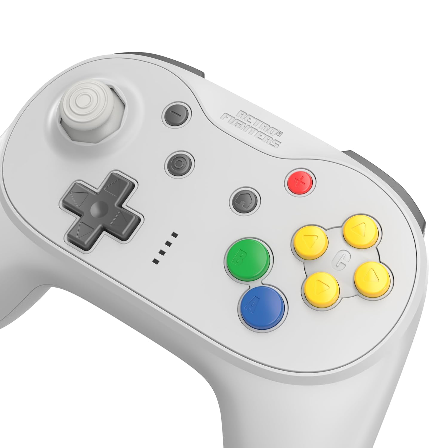 Biały kontroler do gier Retro Fighters z kolorowymi przyciskami i szarym krzyżakiem na białym tle.