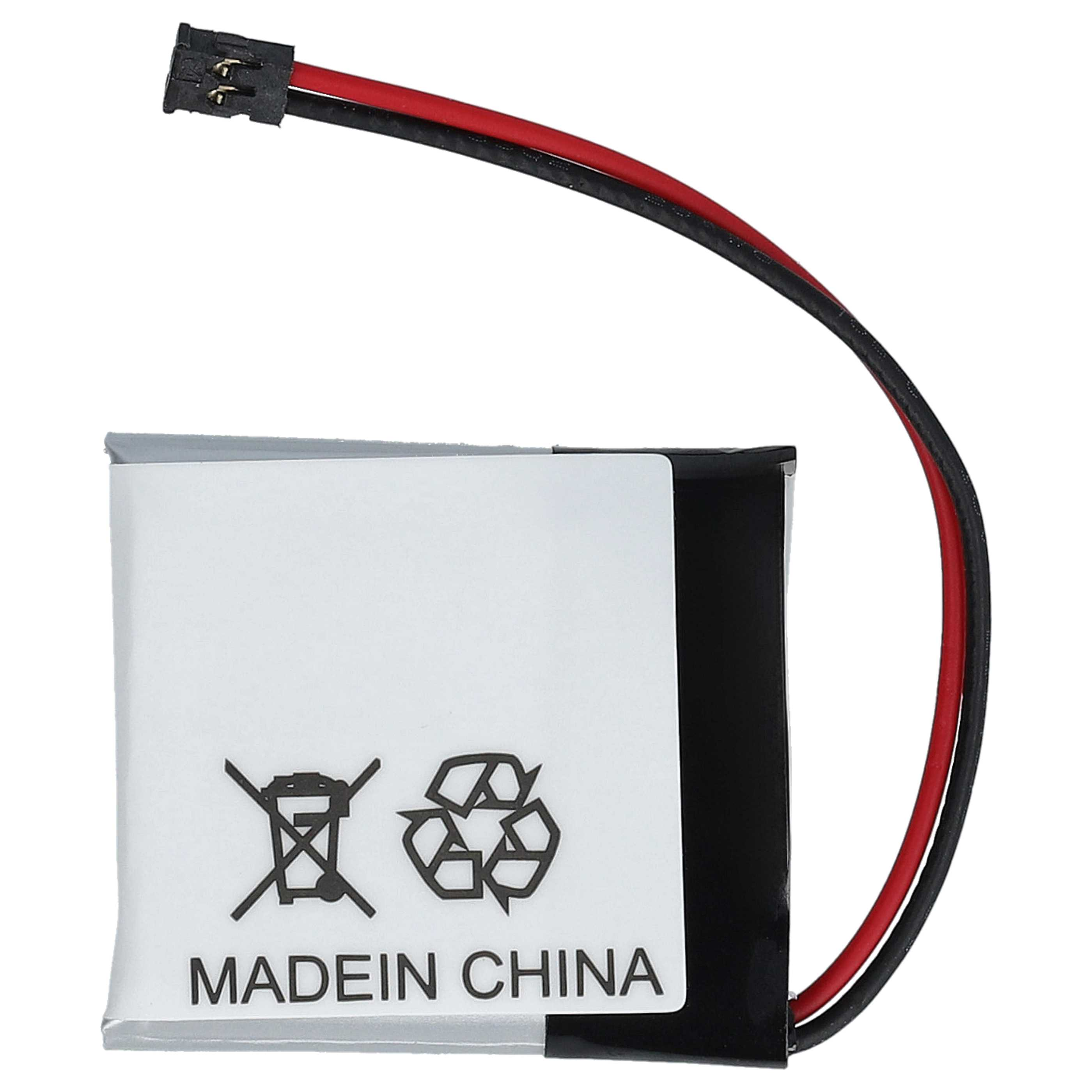 Eine rechteckige, silberne Batterie mit rotem und schwarzem Kabel und Stecker, mit Recycling-Symbol und der Aufschrift "MADE IN CHINA".