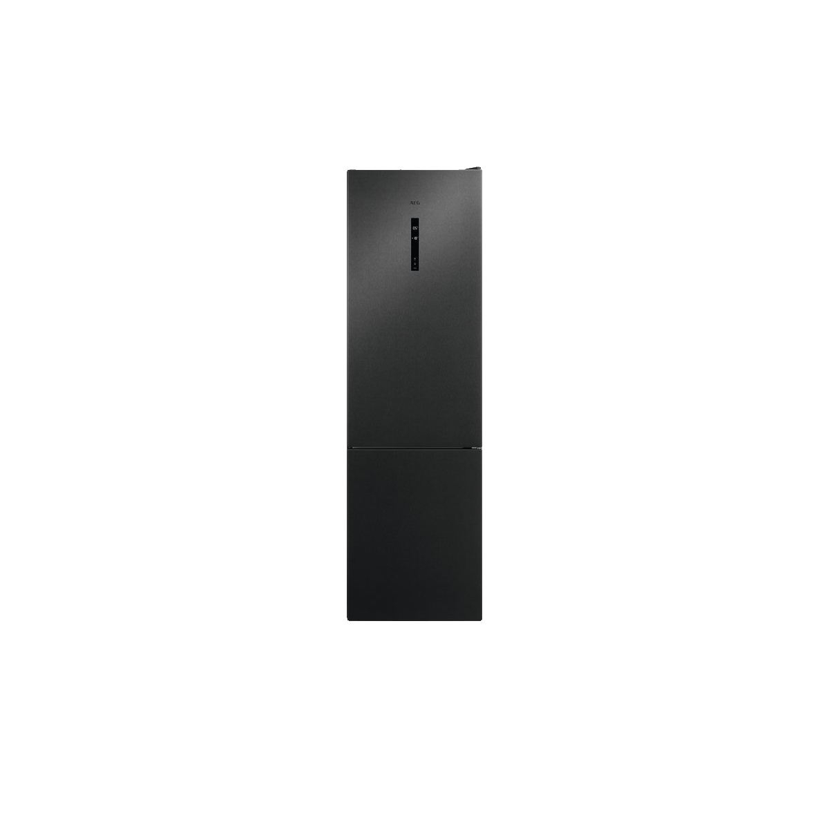 Ein schlanker, mattschwarzer AEG-Kühlschrank mit einem digitalen Display auf der oberen Vordertür vor weißem Hintergrund.