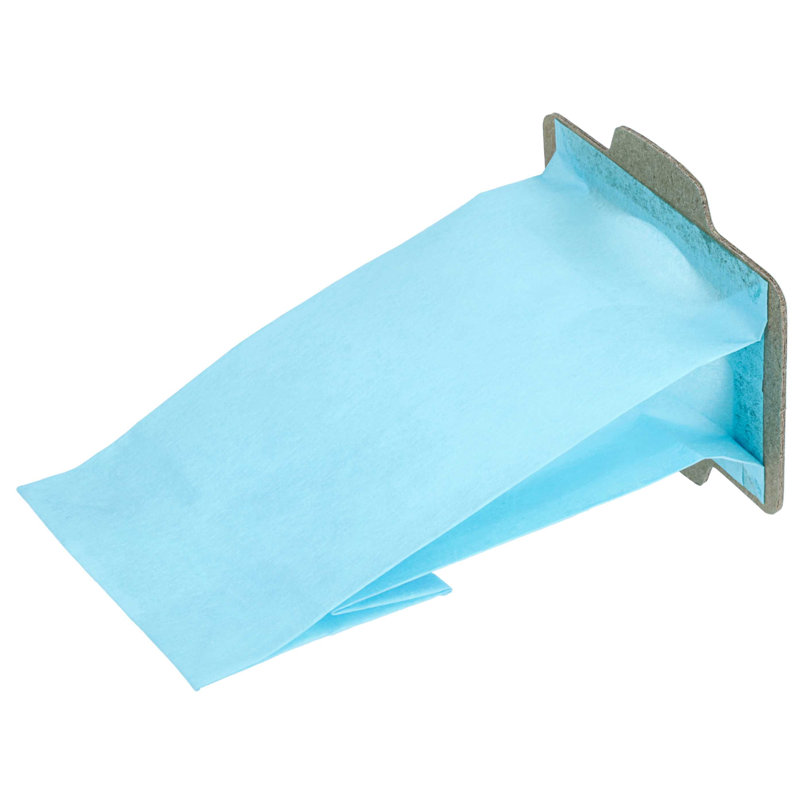 Ein hellblauer Staubsaugerbeutel mit einem grauen Halter aus Pappe vor weißem Hintergrund.