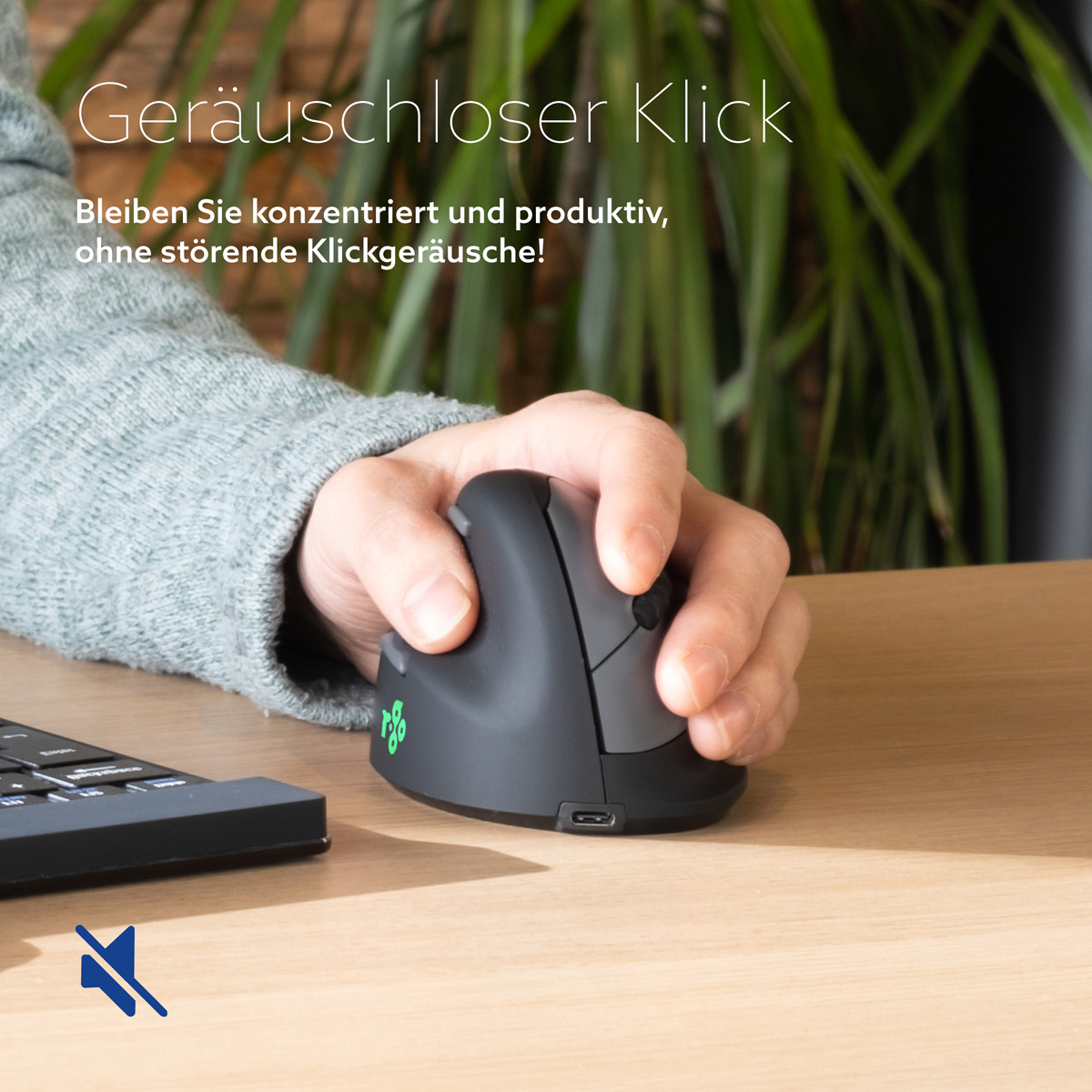 A hand using an ergonomic vertical mouse on a wooden desk, with text overlay in German and a blurred plant background.