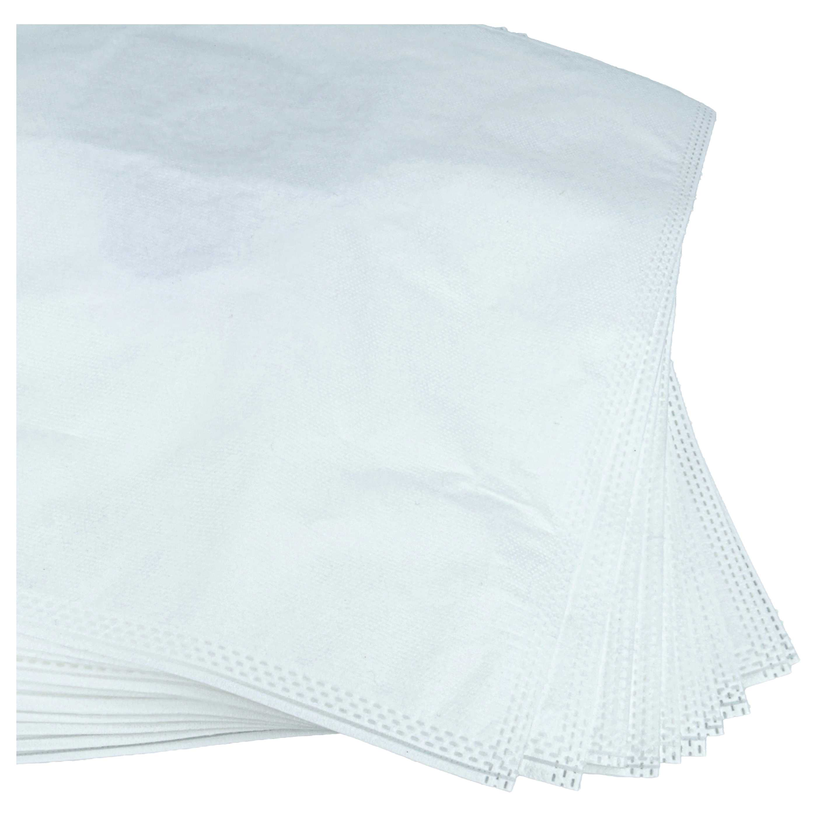 Ein Stapel weißer, gefalteter Papierservietten mit geprägten Rändern auf weißem Hintergrund.