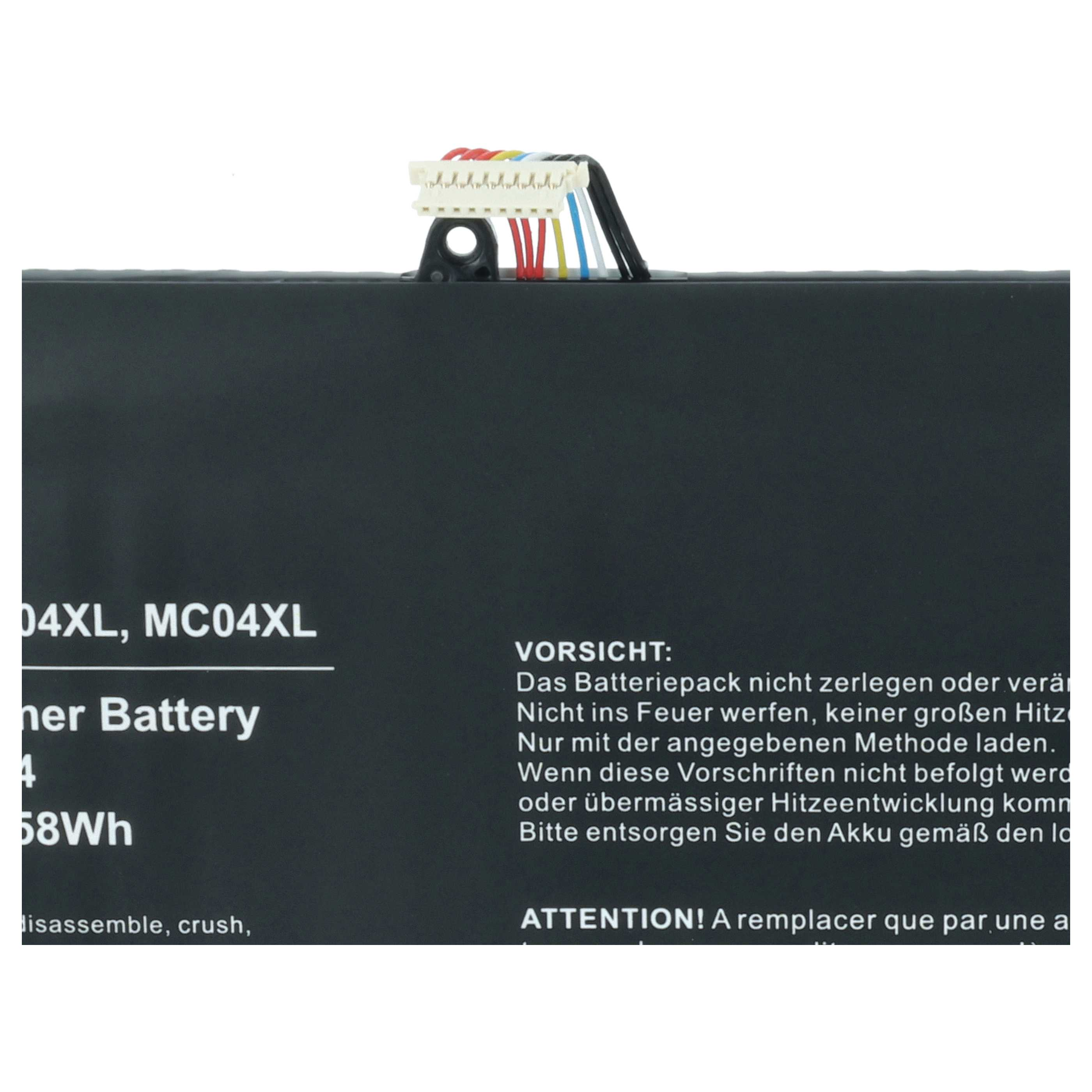 Nahaufnahme einer schwarzen Laptop-Batterie mit weißem Stecker und mehrfarbigen Kabeln sowie gedruckten Warntexten.