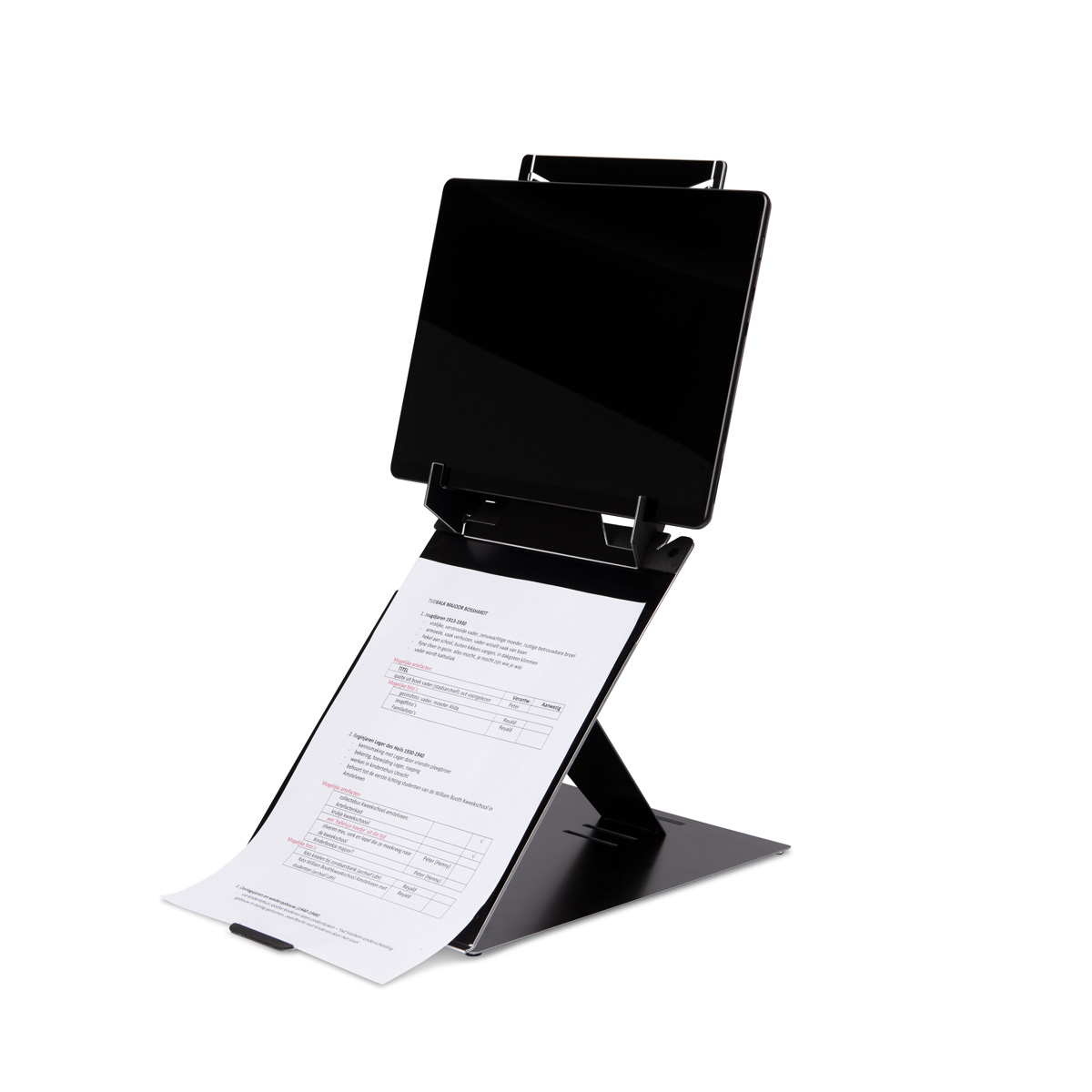 Ein schwarzer Dokumentenständer mit Tablet und bedrucktem Papier vor weißem Hintergrund.