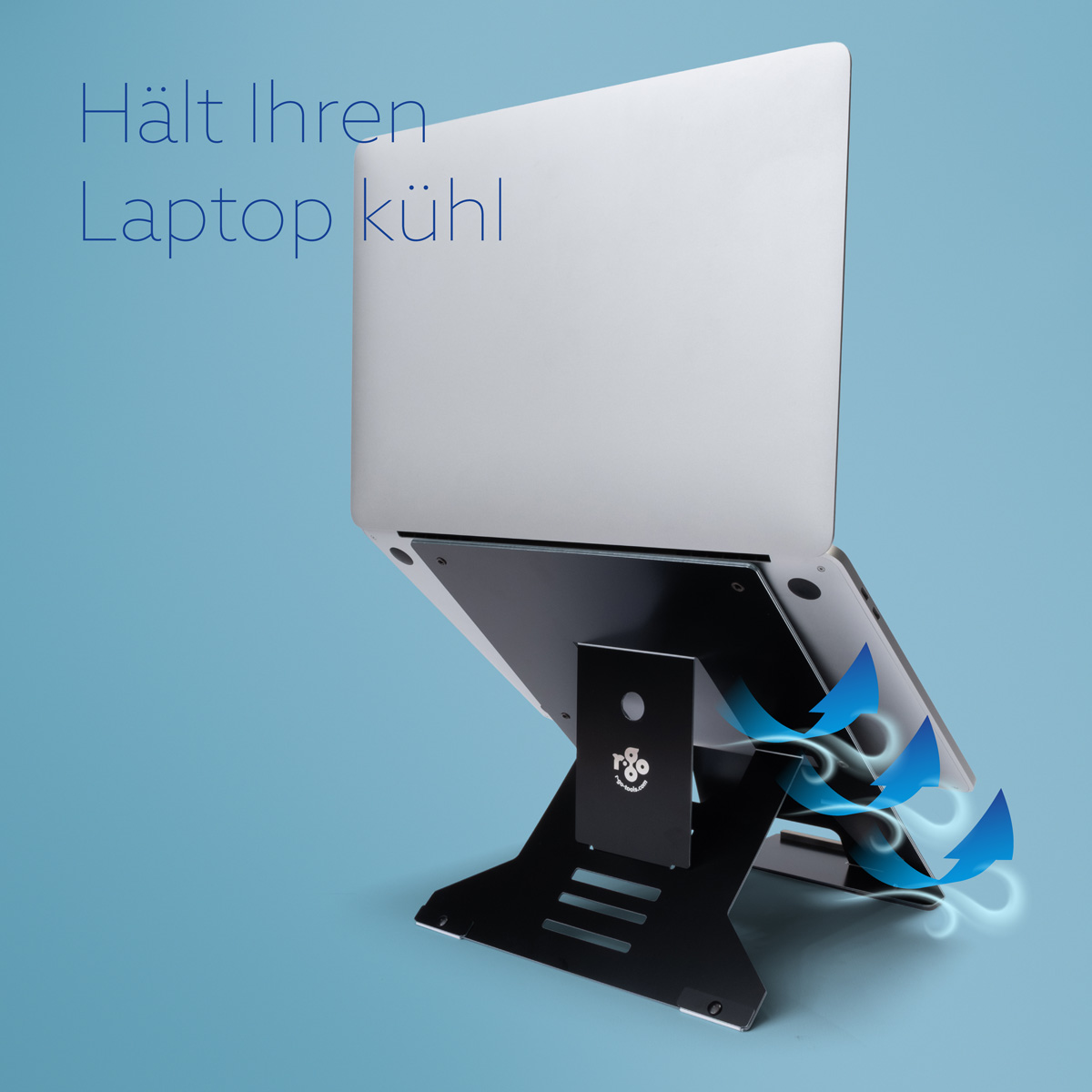 Ein silberner Laptop auf einem schwarzen Ständer mit blauen Luftstrompfeilen vor blauem Hintergrund.