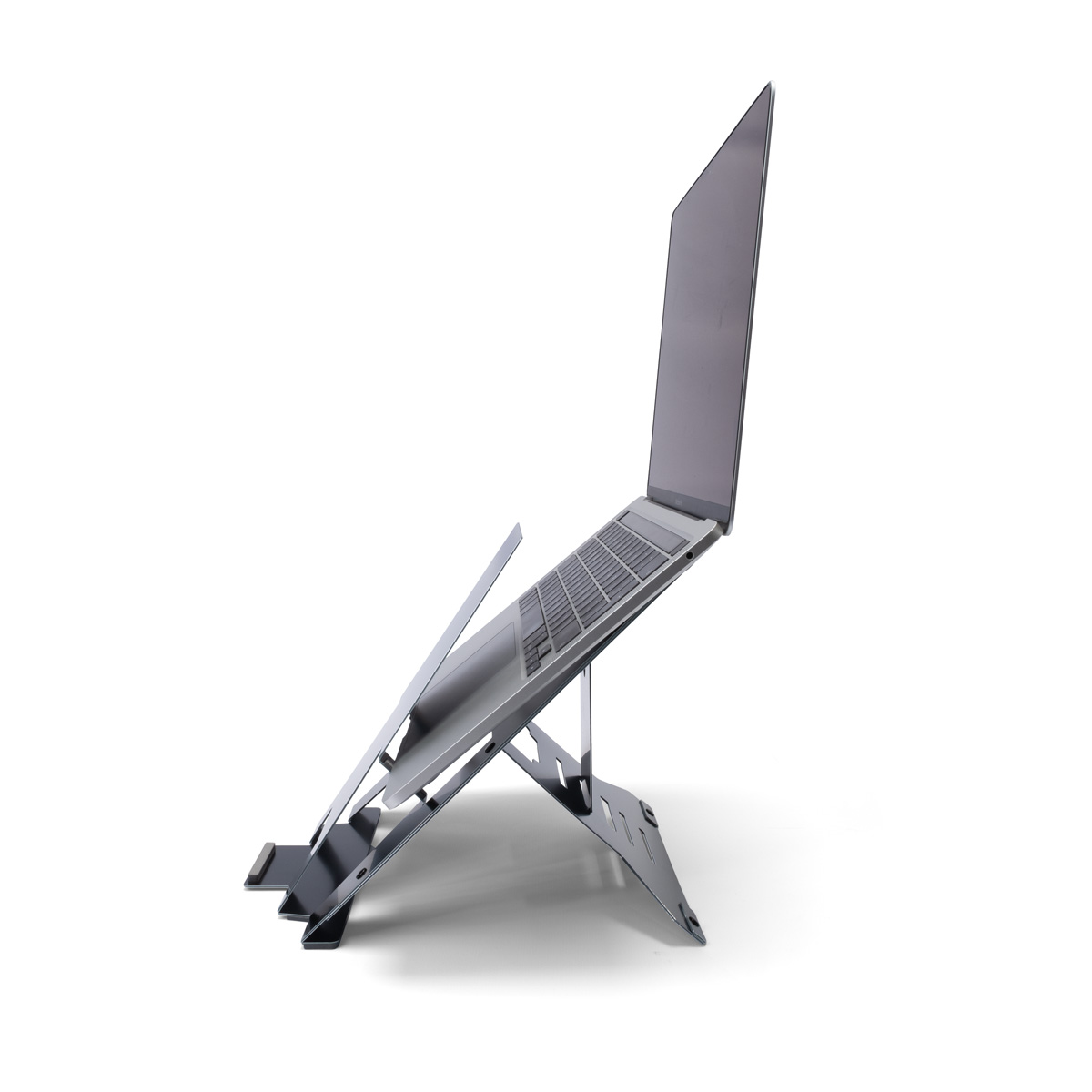 Ein grauer Laptop steht geöffnet auf einem schwarzen, klappbaren Metallständer auf einer weißen Oberfläche.