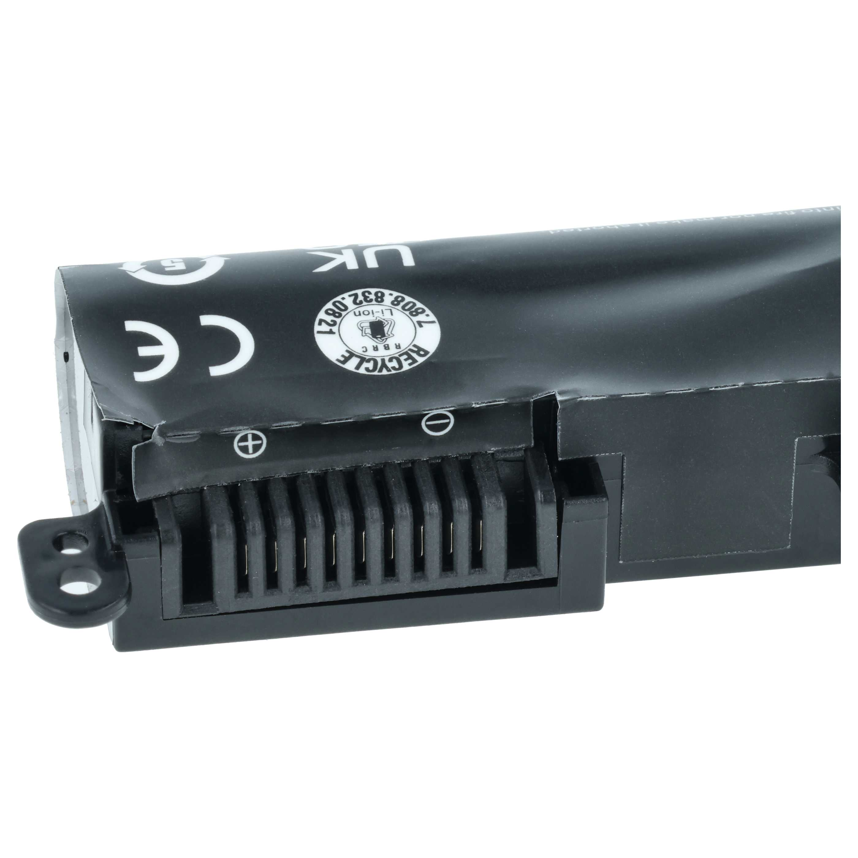 Nahaufnahme eines schwarzen Laptop-Akkusteckers mit Pins, CE-Kennzeichnung und Recyclingsymbol.