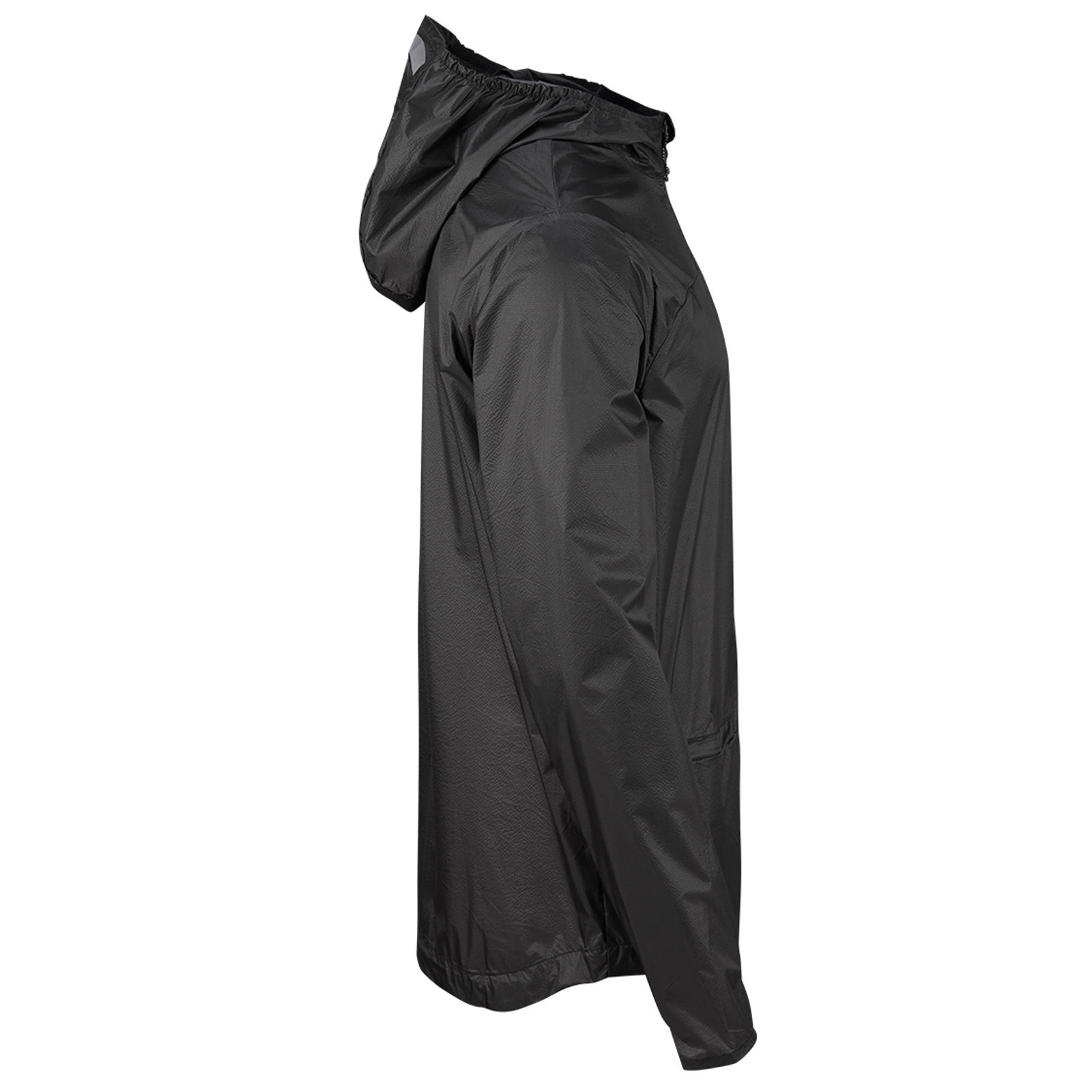 Eine schwarze Regenjacke mit Kapuze in der Seitenansicht vor weißem Hintergrund.