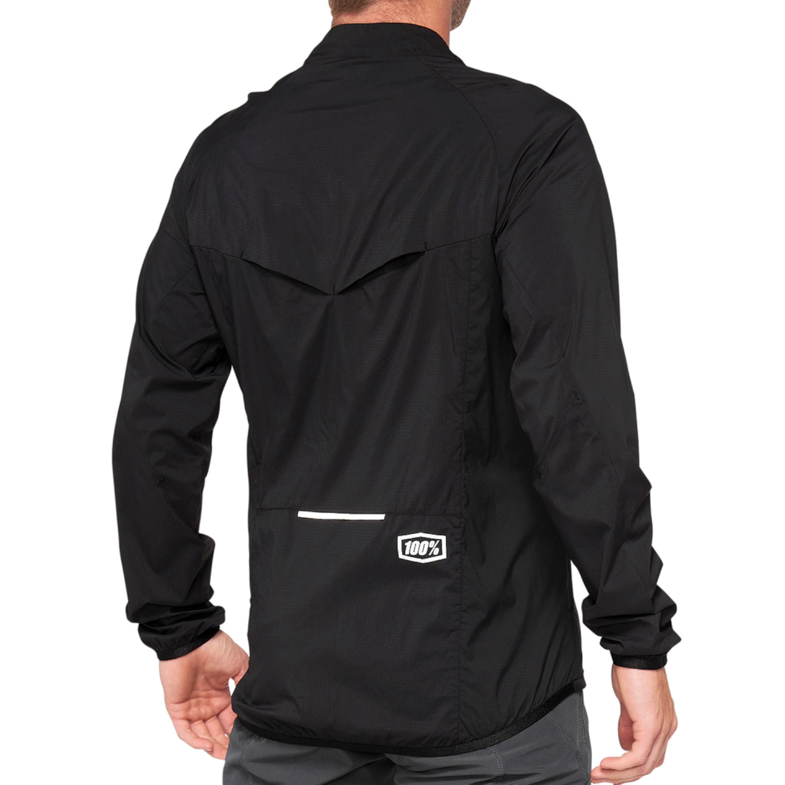 Person von hinten in einer schwarzen Radsportjacke mit weißem Logo.